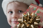 En pojke med julklapp - hitta julklappar för treåringar på ABC Leksaker
